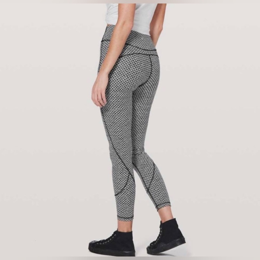 Lululemon athletica in movement 7/8 length black & white scallop print legging